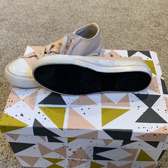 Rose gold air walk shoes. Size 6.5 - Picture 4 of 4